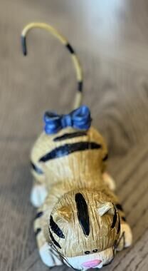 Vintage Resin Collections Cat With Swirl Tail And Bow Tie Tan And Black 5 Inch
